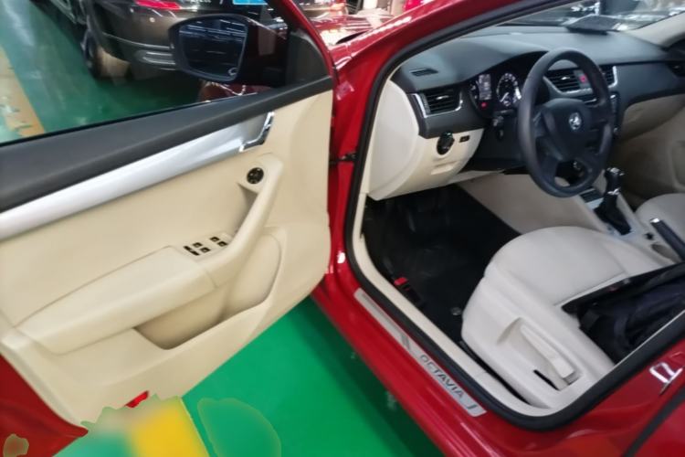 Used Skoda Octavia 2015 1.6L Automatic Yijie Edition Driver Seat