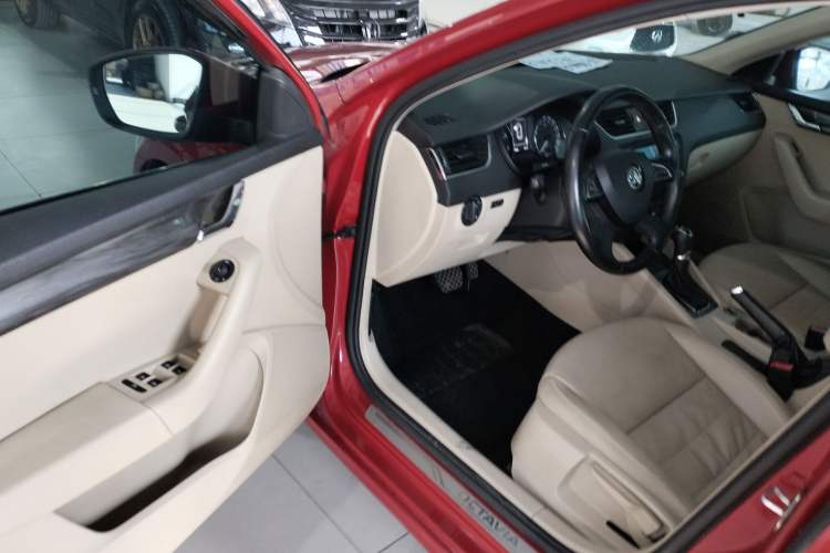 Used Skoda Octavia 2015 1.6L Automatic Yijun Edition Driver Seat