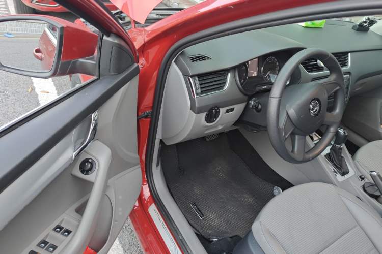 Used Skoda Octavia 2015 1.6L Automatic Yijie Edition Driver Seat