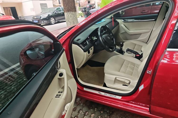 Used Skoda Octavia 2015 1.6L Automatic Yijun Edition Driver Seat