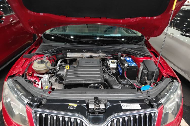 Used Skoda Octavia 2015 1.6L Automatic Yijie Edition Engine Bay