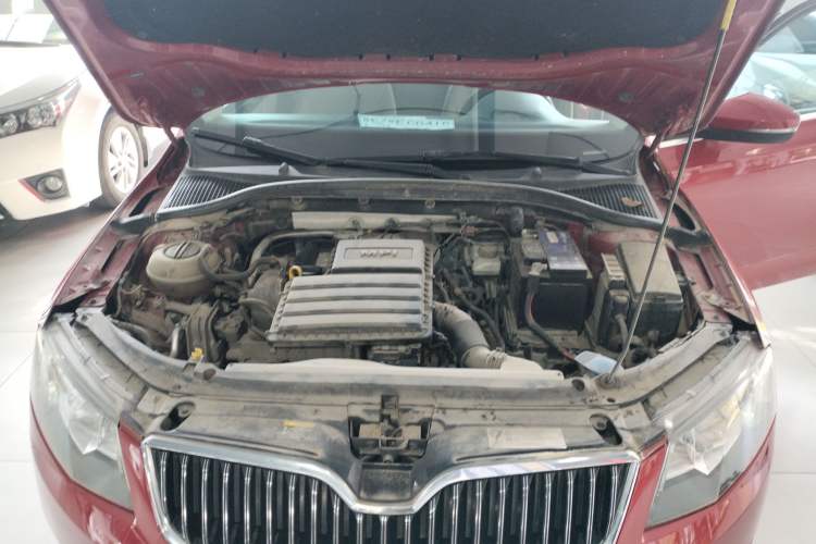 Used Skoda Octavia 2015 1.6L Automatic Yijun Edition Engine Bay