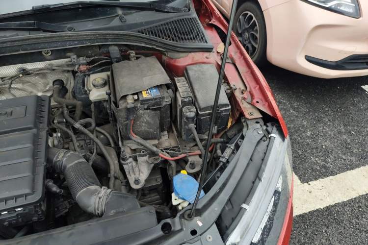 Used Skoda Octavia 2015 1.6L Automatic Yijun Edition Engine Bay Left