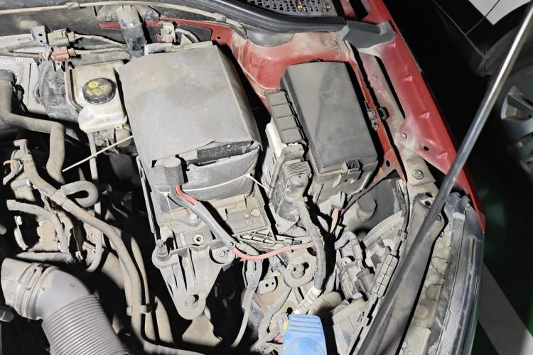 Used Skoda Octavia 2015 1.6L Manual Yijie Edition Engine Bay Left