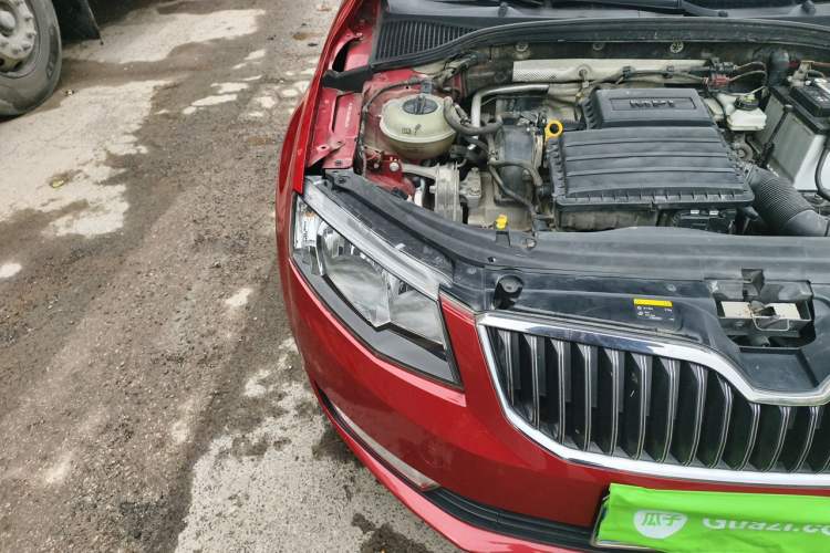 Used Skoda Octavia 2015 1.6L Automatic Yijie Edition Engine Bay Right