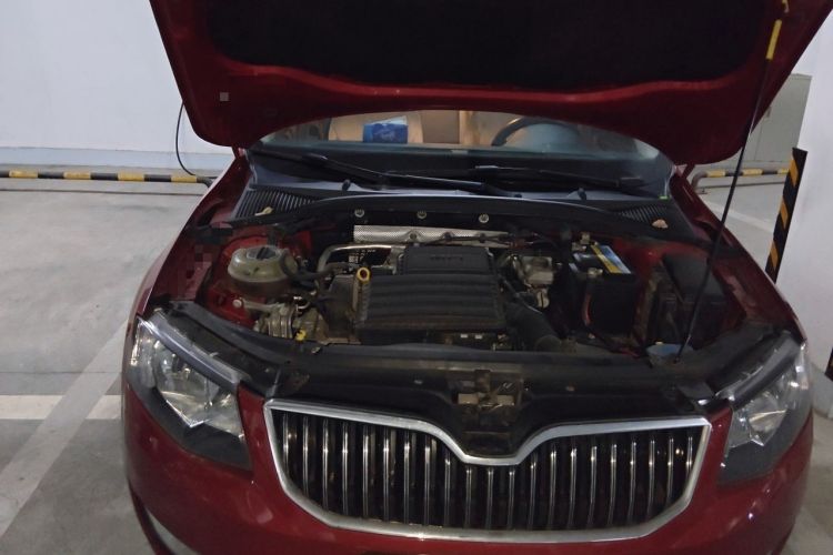 Used Skoda Octavia 2015 1.6L Automatic Yijun Edition Engine Bay Right