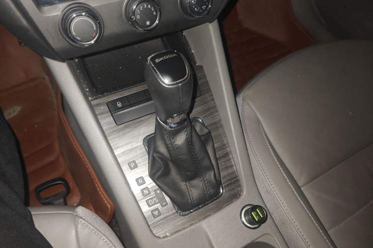 Used Skoda Octavia 2015 1.6L Automatic Yijun Edition Gear Lever