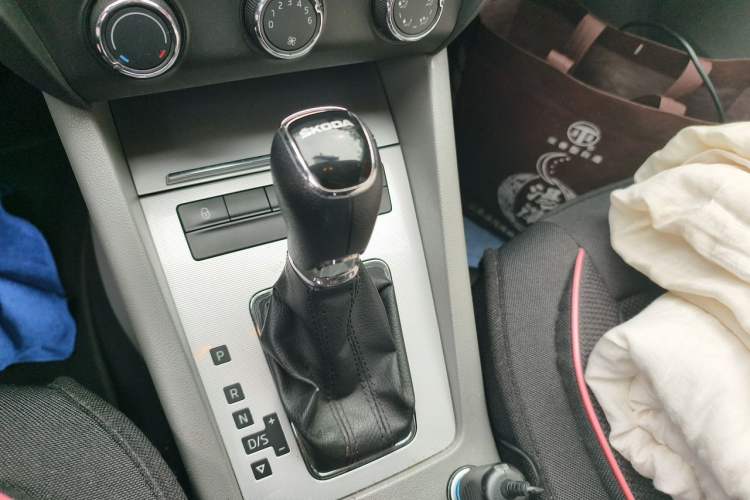 Used Skoda Octavia 2015 1.6L Automatic Yijie Edition Gear Lever