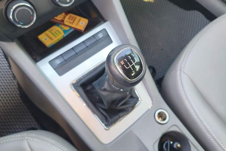 Used Skoda Octavia 2015 1.6L Manual Yijie Edition Gear Lever