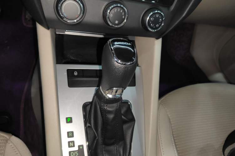 Used Skoda Octavia 2015 1.6L Automatic Yijie Edition Gear Lever