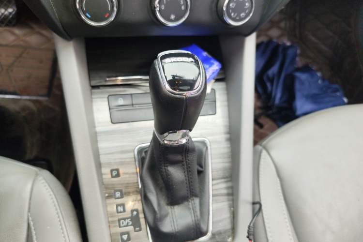 Used Skoda Octavia 2015 1.6L Automatic Yijun Edition Gear Lever