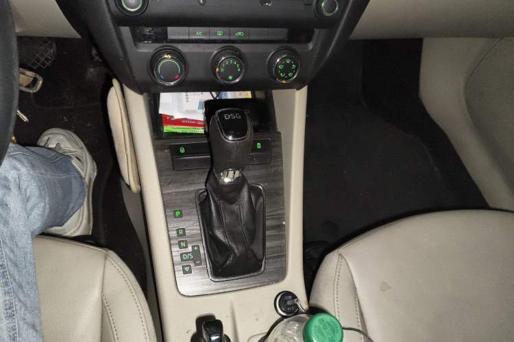 Used Skoda Octavia 2015 1.4TSI DSG Yijun Edition Gear Lever