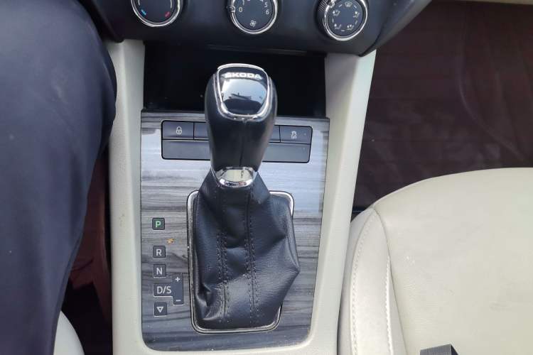 Used Skoda Octavia 2015 1.6L Automatic Yijun Edition Gear Lever