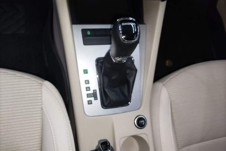 Used Skoda Octavia 2015 1.6L Automatic Yijie Edition Gear Lever
