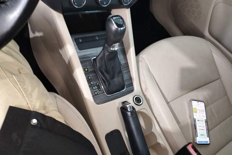 Used Skoda Octavia 2015 1.6L Automatic Yijun Edition Gear Lever