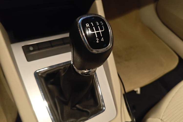 Used Skoda Octavia 2015 1.6L Manual Yijie Edition Gear Lever