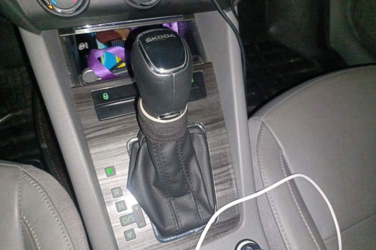 Used Skoda Octavia 2015 1.6L Automatic Yijie Edition Gear Lever