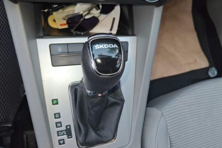 Used Skoda Octavia 2015 1.6L Automatic Yijie Edition Gear Lever