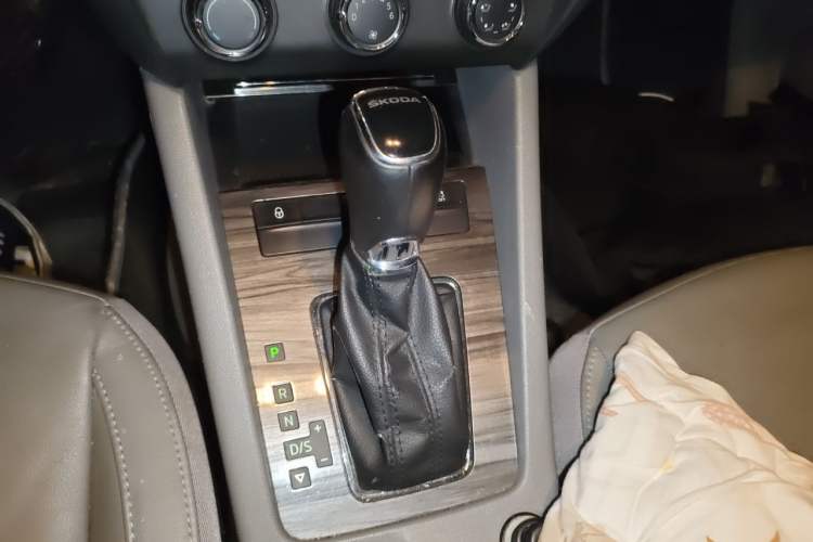 Used Skoda Octavia 2015 1.6L Automatic Yijun Edition Gear Lever