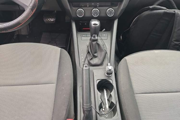 Used Skoda Octavia 2015 1.6L Automatic Eado Edition Gear Lever