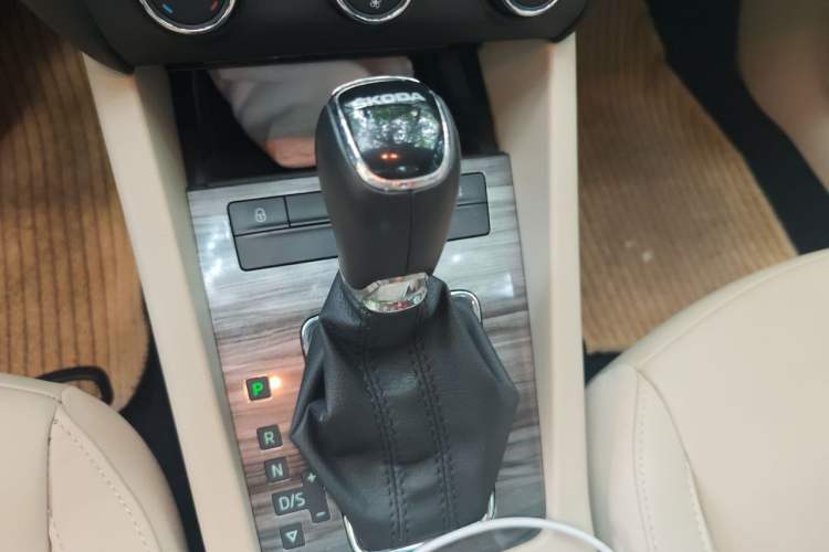Used Skoda Octavia 2015 1.6L Automatic Yijun Edition Gear Lever