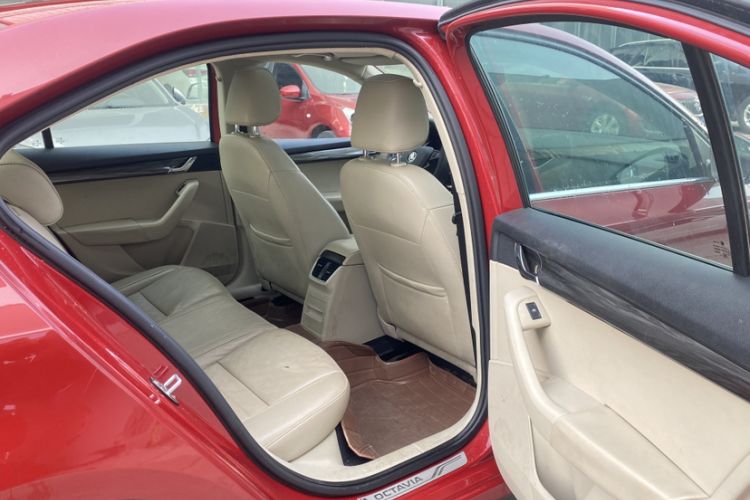 Used Skoda Octavia 2015 1.6L Automatic Yijun Edition Interior 12