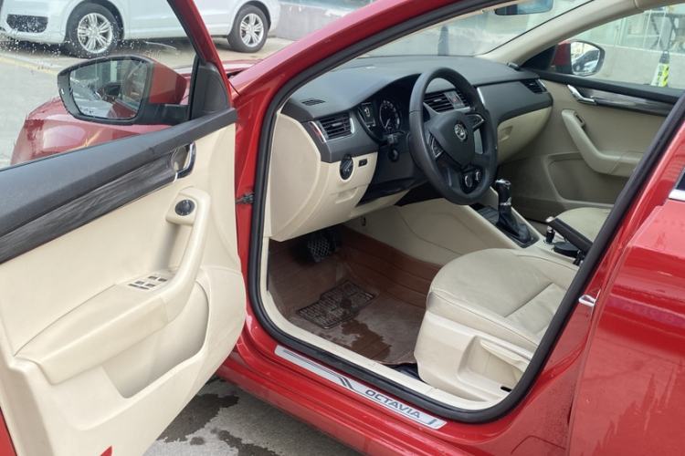 Used Skoda Octavia 2015 1.6L Automatic Yijun Edition Interior 2