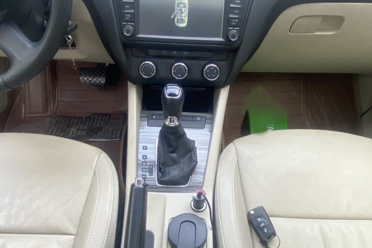 Used Skoda Octavia 2015 1.6L Automatic Yijun Edition Interior 5