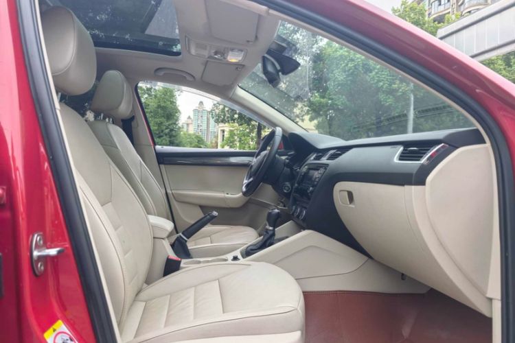Used Skoda Octavia 2015 1.6L Automatic Yijun Edition Interior 8