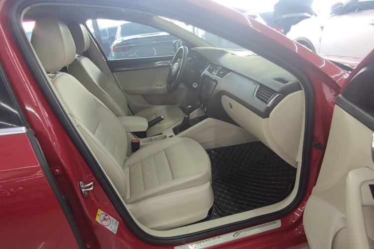Used Skoda Octavia 2015 1.6L Automatic Yijun Edition Interior 9