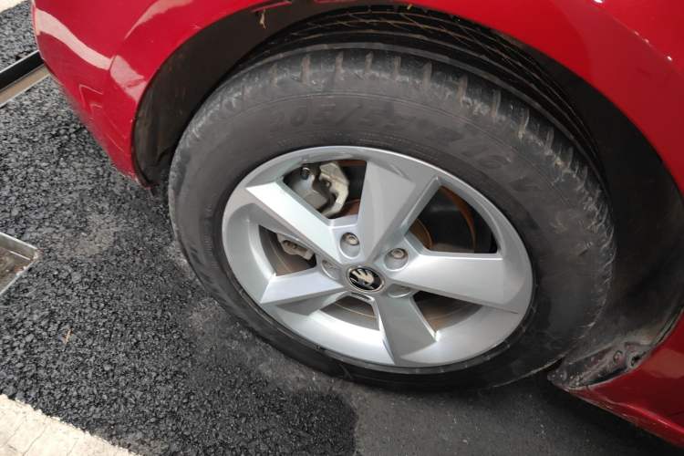 Used Skoda Octavia 2015 1.6L Automatic Yijie Edition Left Front Wheel Hub