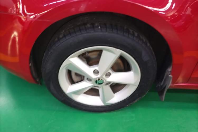 Used Skoda Octavia 2015 1.6L Automatic Yijie Edition Left Front Wheel Hub