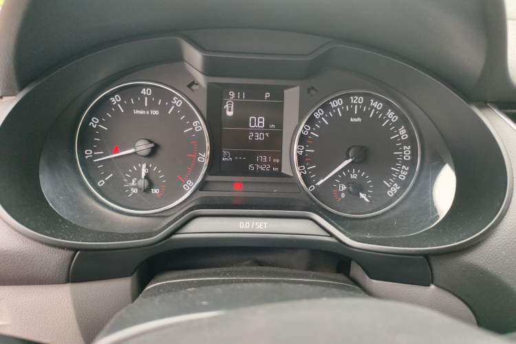 Used Skoda Octavia 2015 1.6L Automatic Yijie Edition Odometer Close Up