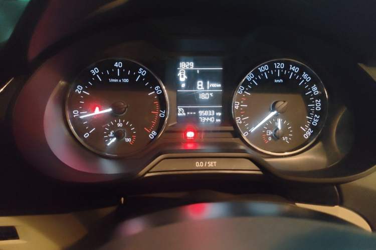 Used Skoda Octavia 2015 1.6L Manual Yijie Edition Odometer Close Up