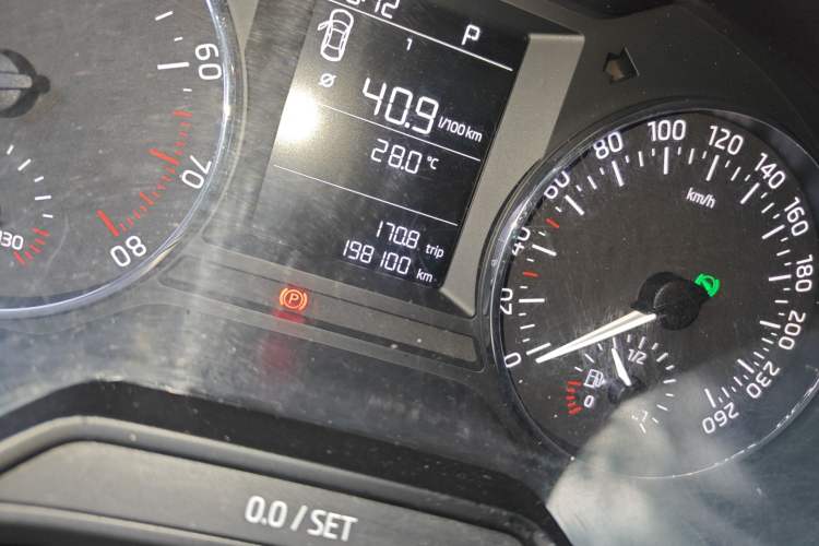 Used Skoda Octavia 2015 1.6L Automatic Yijie Edition Odometer Close Up