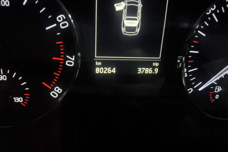 Used Skoda Octavia 2015 1.4TSI DSG Yijun Edition Odometer Close Up