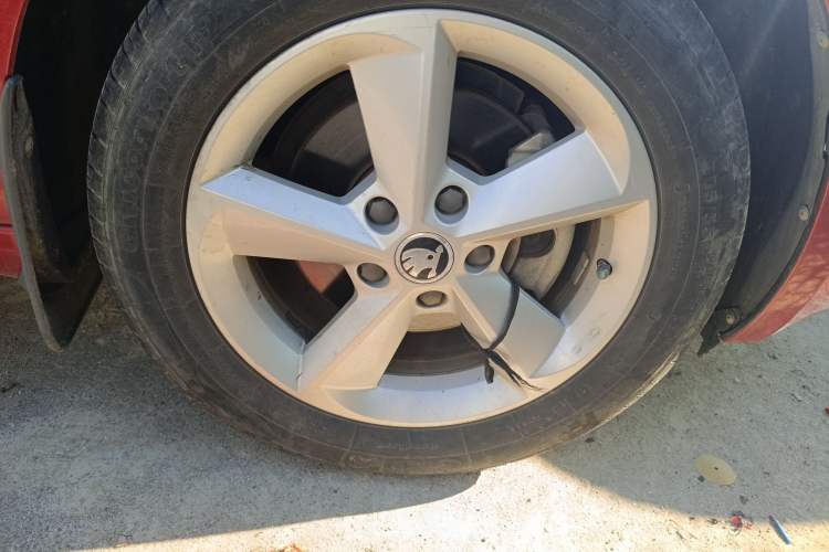 Used Skoda Octavia 2015 1.6L Automatic Yijun Edition Right Front Wheel Hub