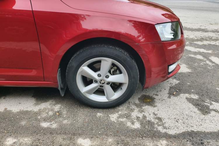 Used Skoda Octavia 2015 1.6L Automatic Yijie Edition Right Front Wheel Hub