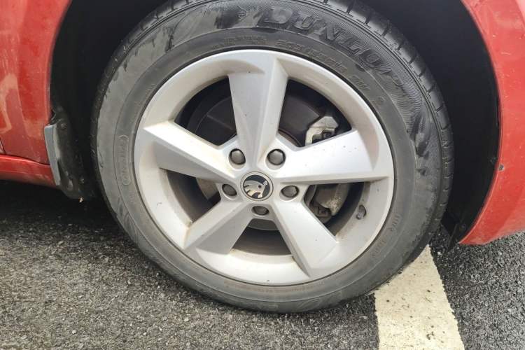 Used Skoda Octavia 2015 1.6L Automatic Yijun Edition Right Front Wheel Hub