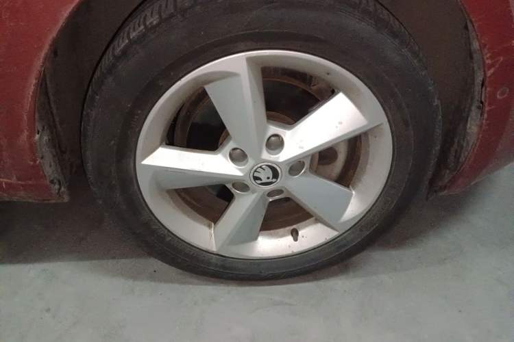 Used Skoda Octavia 2015 1.6L Automatic Yijun Edition Right Front Wheel Hub