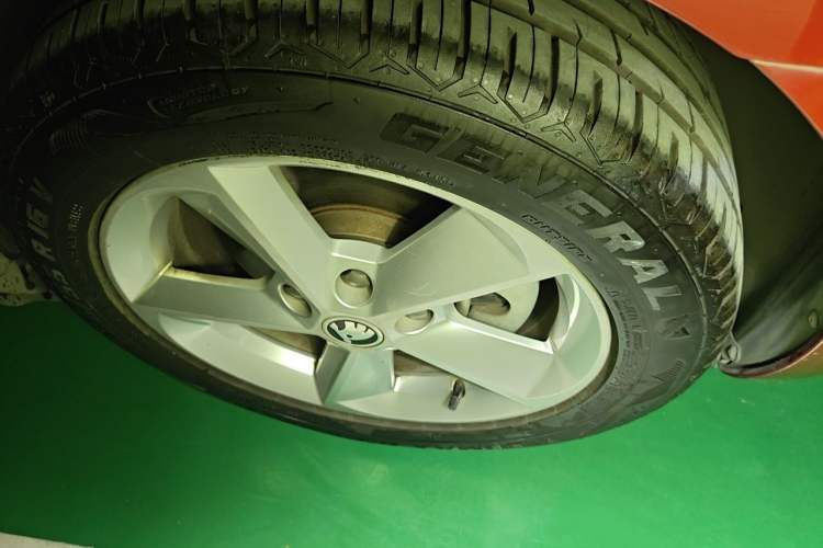 Used Skoda Octavia 2015 1.6L Manual Yijie Edition Right Front Wheel Hub