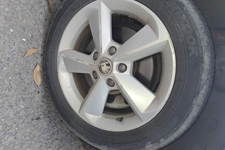 Used Skoda Octavia 2015 1.6L Automatic Yijie Edition Right Front Wheel Hub