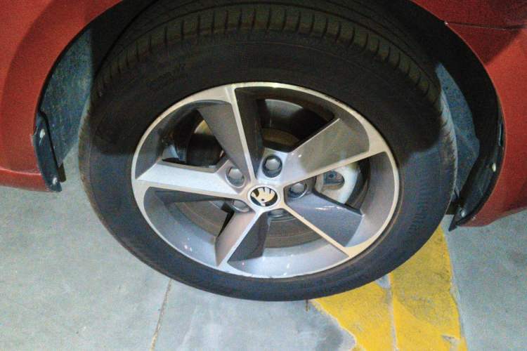 Used Skoda Octavia 2015 1.6L Automatic Yijun Edition Right Front Wheel Hub