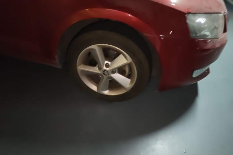 Used Skoda Octavia 2015 1.6L Automatic Yijun Edition Right Front Wheel Hub