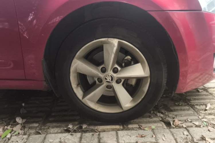 Used Skoda Octavia 2015 1.6L Automatic Yijun Edition Right Front Wheel Hub