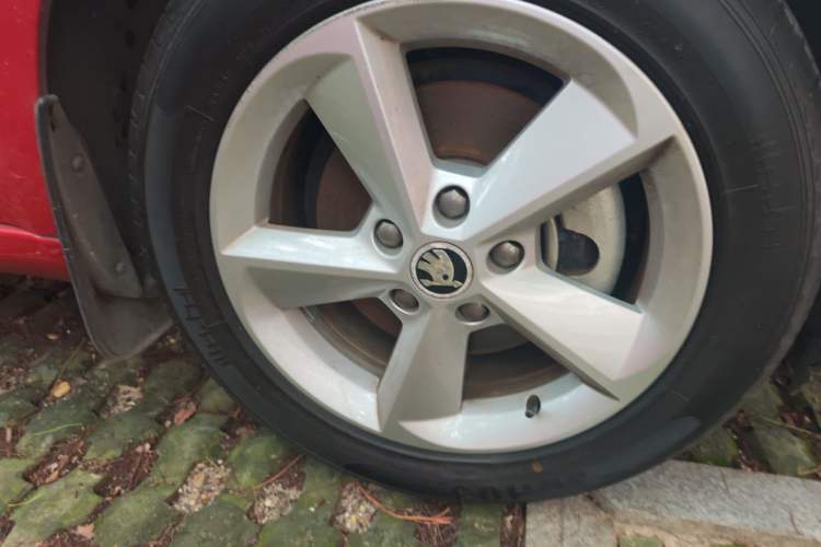 Used Skoda Octavia 2015 1.6L Automatic Yijun Edition Right Front Wheel Hub