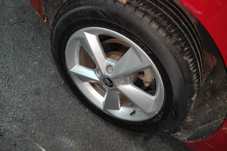 Used Skoda Octavia 2015 1.6L Automatic Yijie Edition Right Rear Wheel Hub