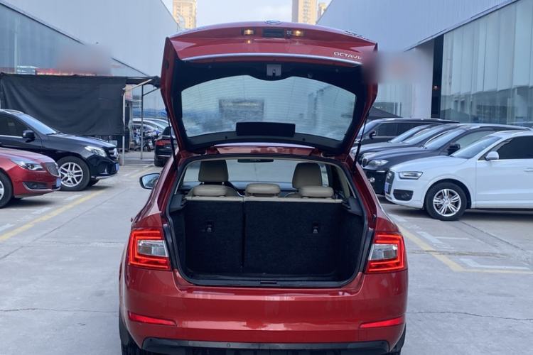 Used Skoda Octavia 2015 1.6L Automatic Yijun Edition Trunk