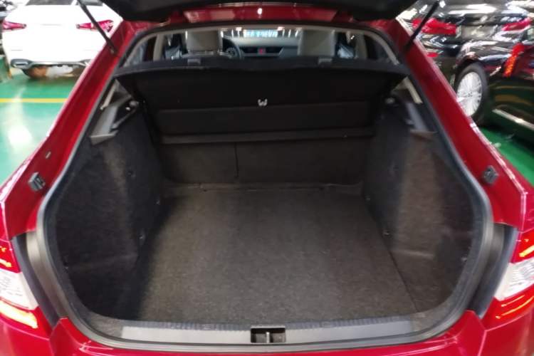 Used Skoda Octavia 2015 1.6L Automatic Yijie Edition Trunk