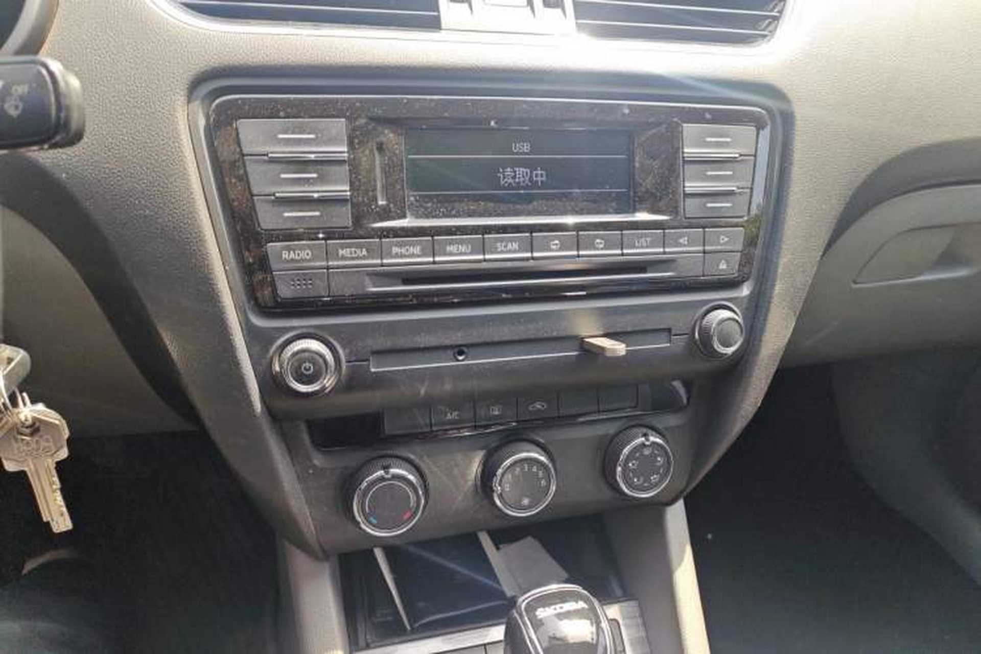 Used Skoda Octavia 2015 1.6L Automatic Yijun Edition Audio And AC Panel